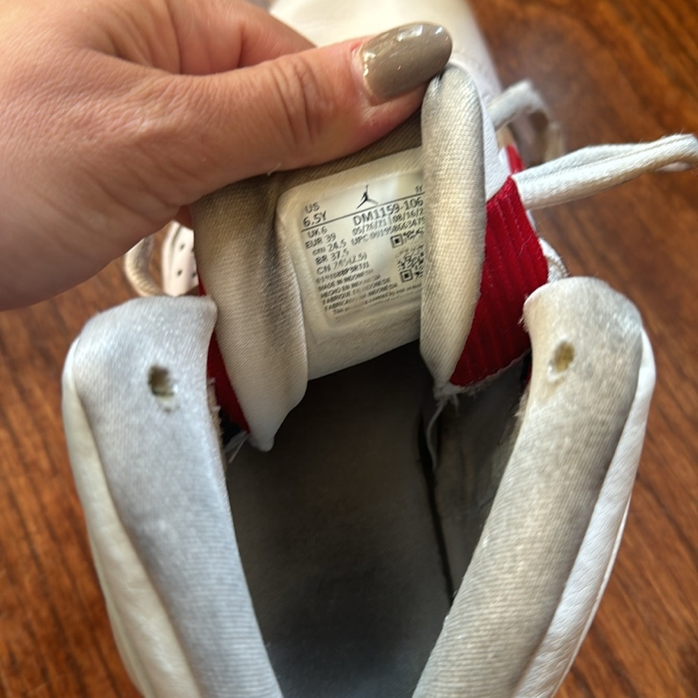 Nike Jordans Sz 6.5 Boys White/Red‎ Sneaker Shoes - Picture 8 of 9